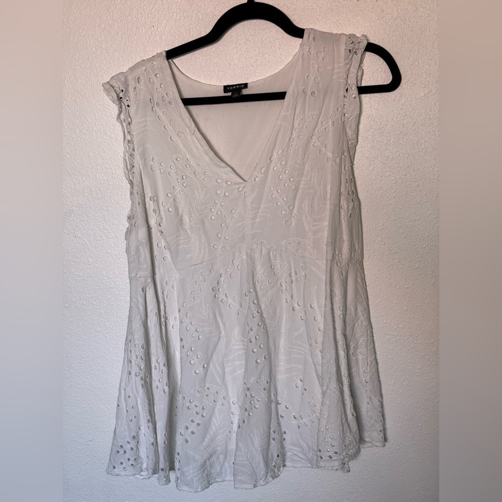 Torrid lace White Sleeveless Top size 1 - Picture 1 of 6